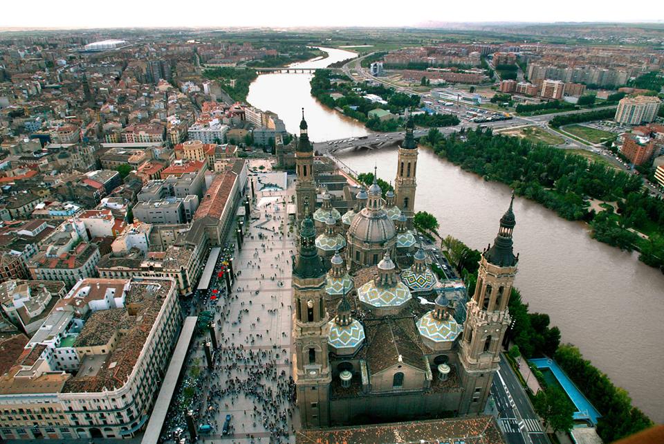 Vista aérea de la Plaza del Pilar de Zaragoza y el río Ebro, iconos de Zaragoza Fieles siempre a la ciudad