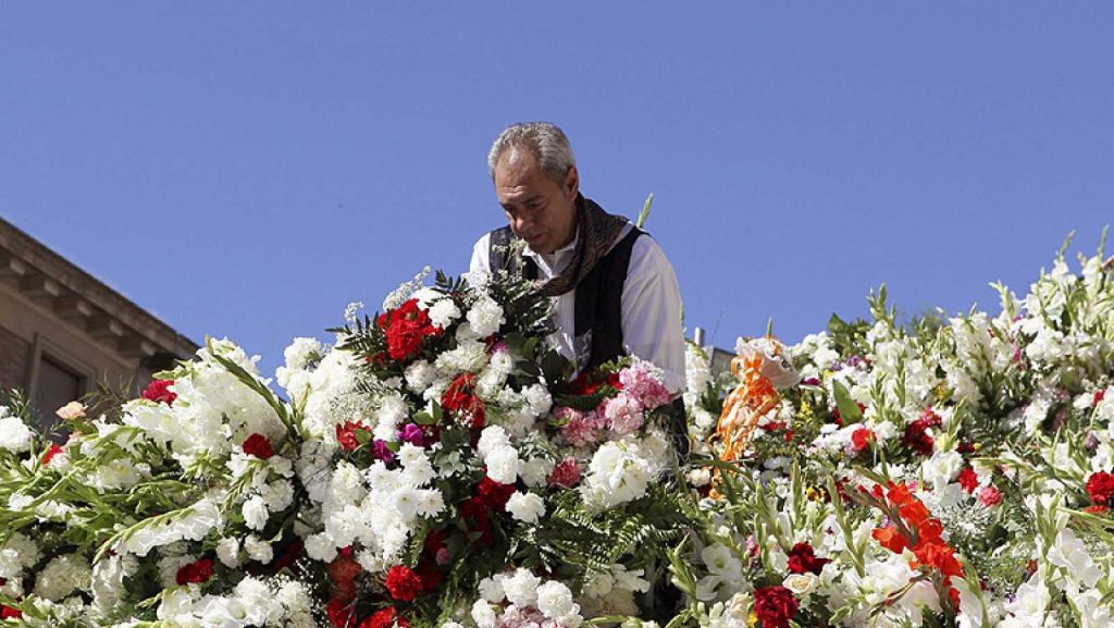 Ofrenda de Flores a la Virgen del Pilar - Foto de RTVE.es de uno de los componentes del personal que organiza la Ofrenda de Flores a la Virgen del Pilar