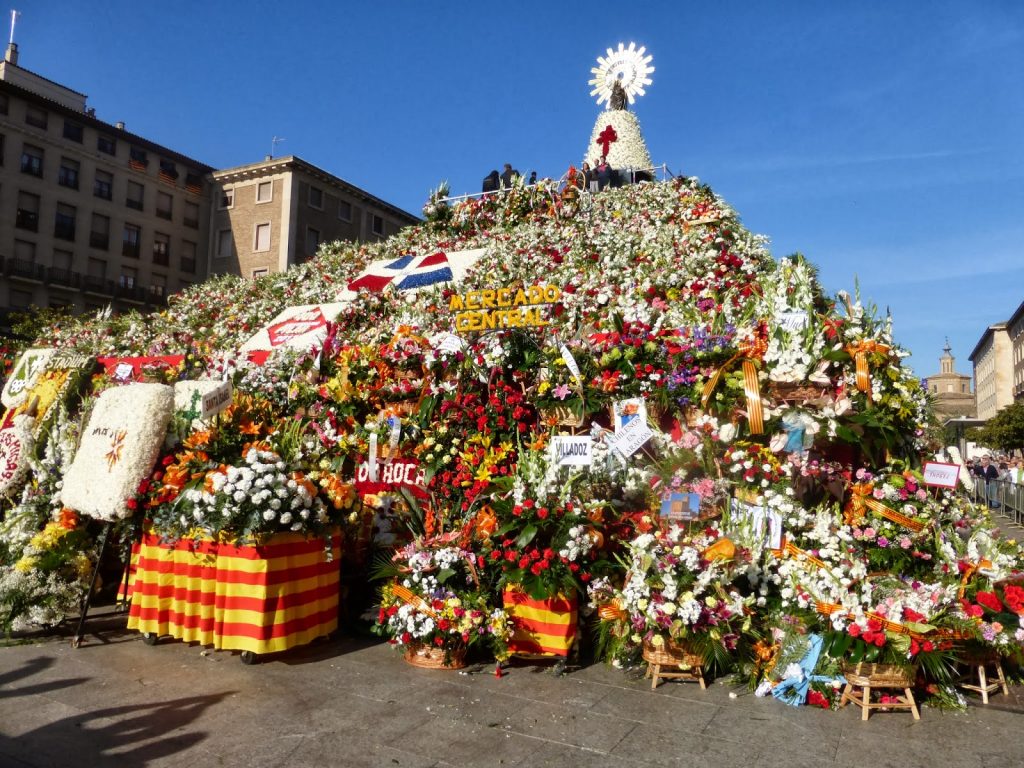 Ofrenda de Flores a la Virgen del Pilar - Foto de viajararatos.blogspot.com de cómo queda la Ofrenda de Flores a la Virgen del Pilar después del 12 de Octubre