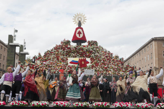 Ofrenda de Flores a la Virgen del Pilar - Foto de El Confidencial Autonómico con las jotas que se bailan y se canta en honor a la Virgen del Pilar de Zaragoza