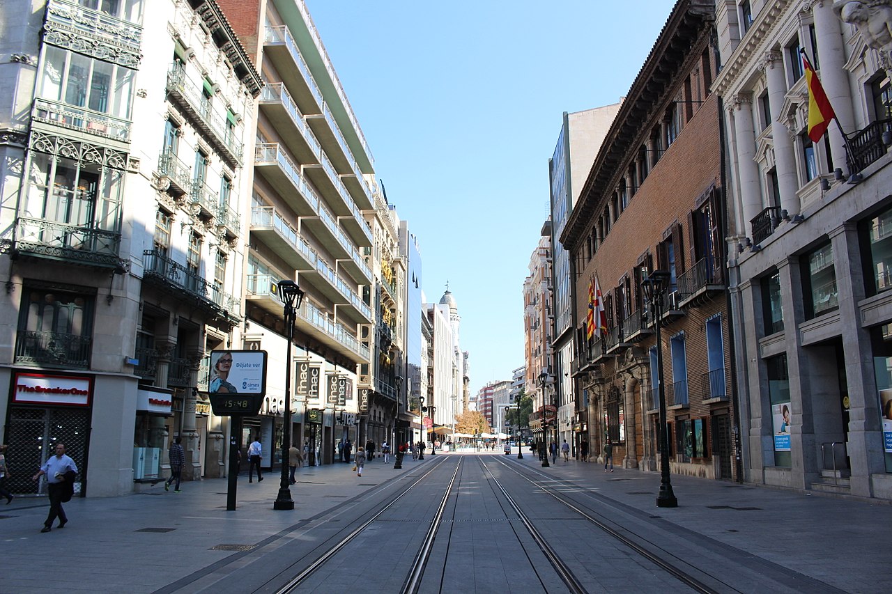 Vista de la calle Coso, con el Palacio de Sástago a la derecha