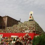 Virgen del Pilar con el manto lleno de flores