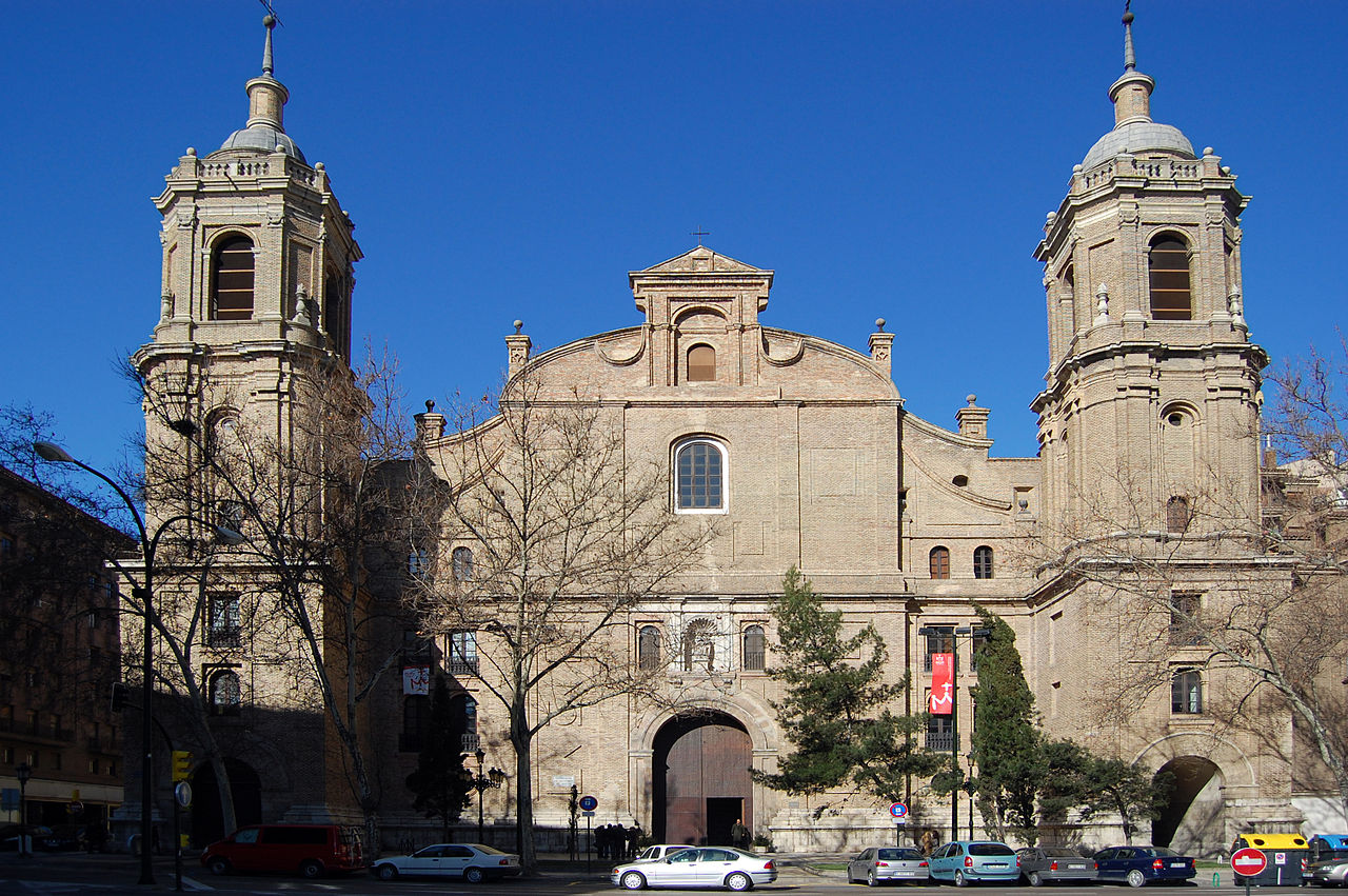 Parroquia Santiago el Mayor, enfrente de la plaza del Carbón