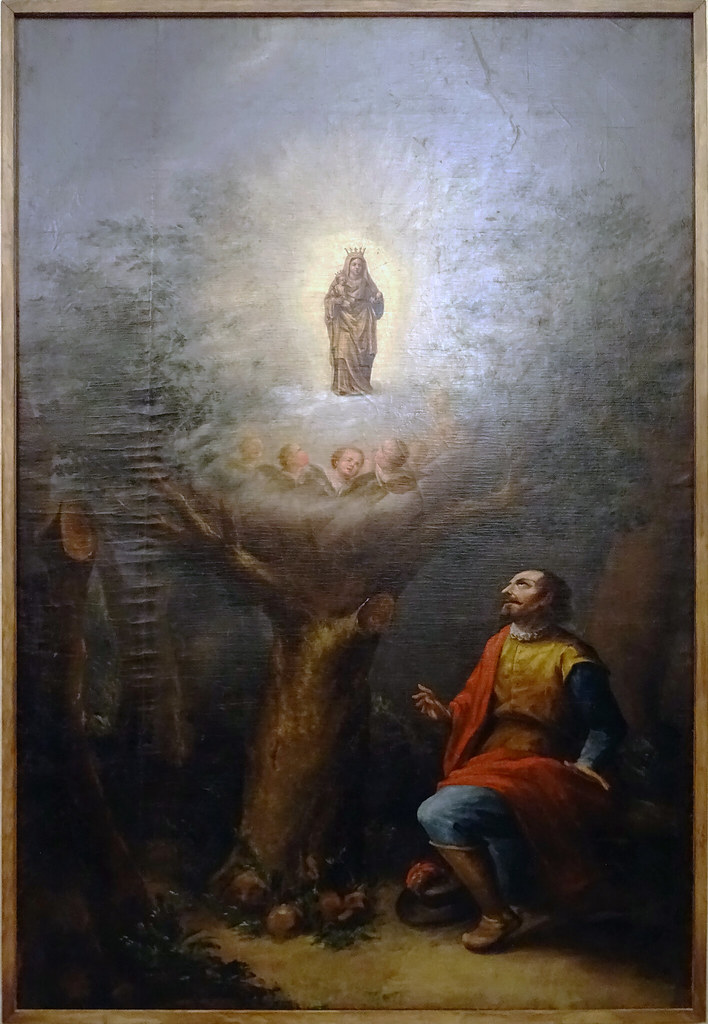 Don Pedro Atarés y una imagen de la Virgen María sobre una encina