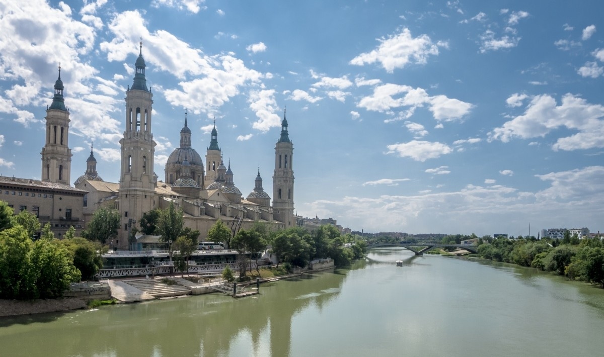 El río Ebro pasando delnate del Pilar, Zaragoza