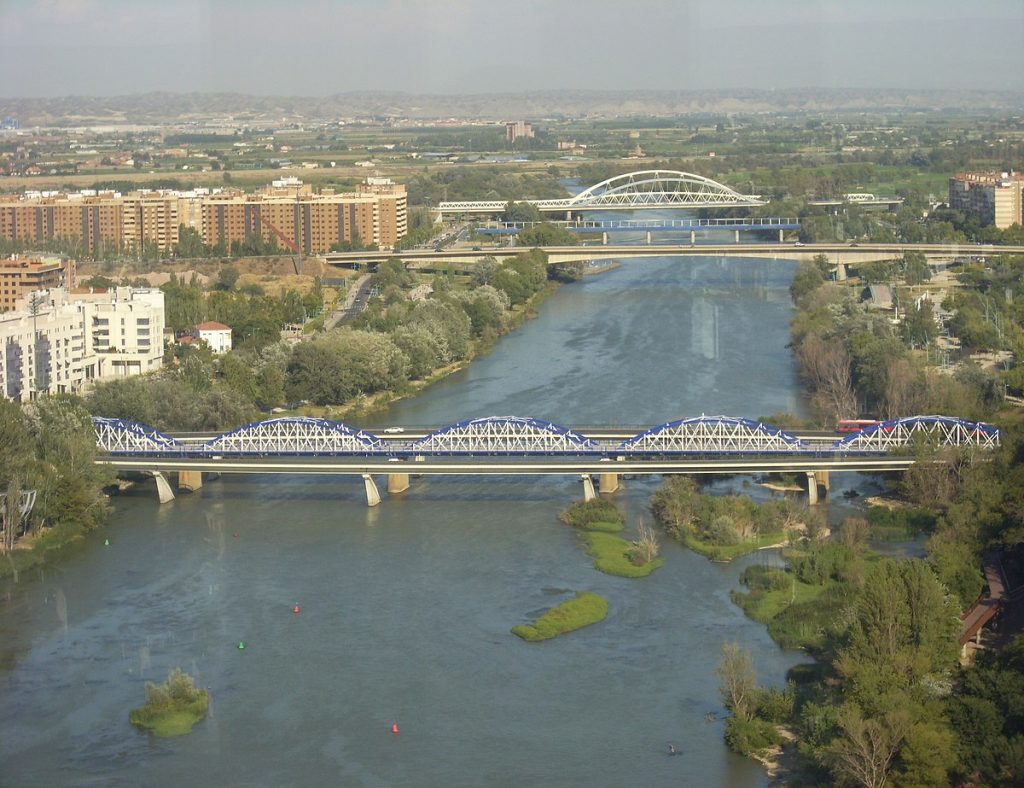 El río Ebro y el puente de Hierro, en Zaragoza