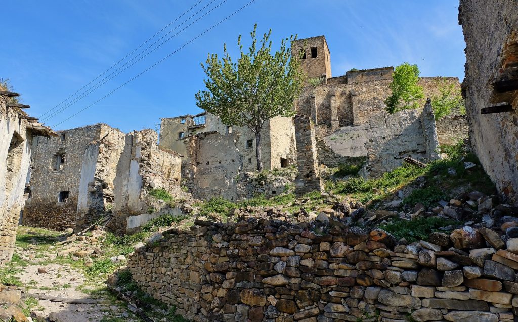 Una de las calles de Escó en ruinas