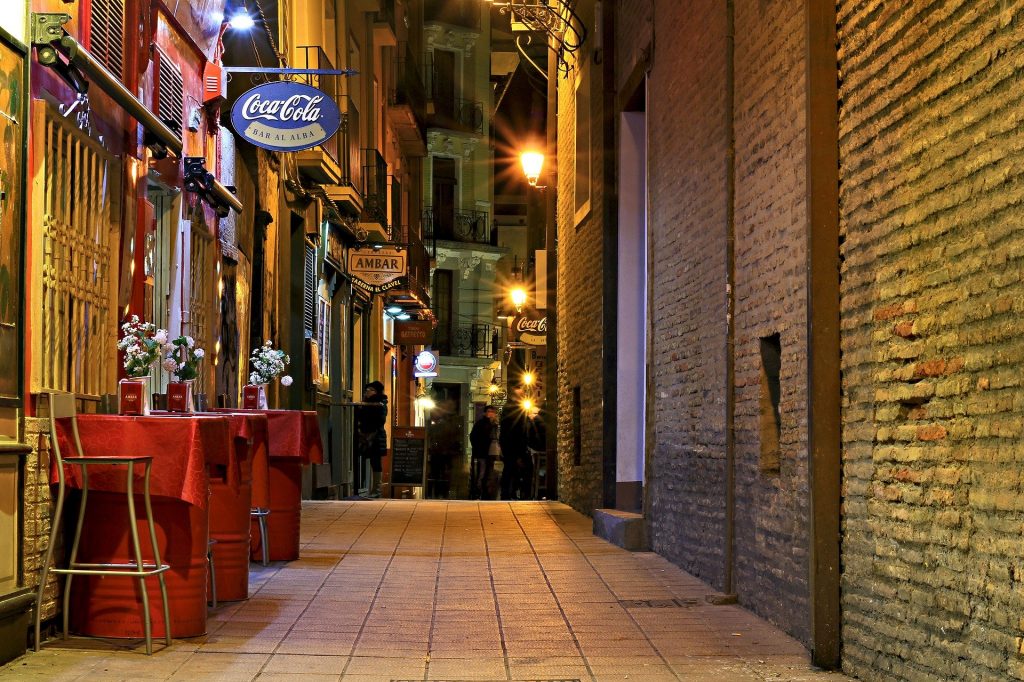 Calles del Tubo de Zaragoza, con los bares típicos