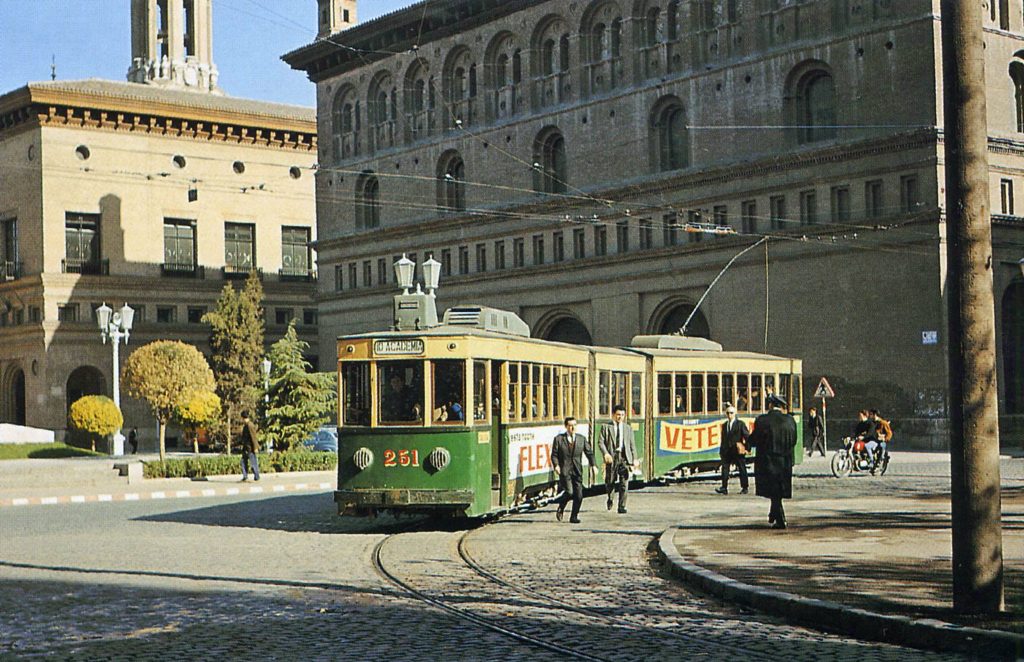 Línea 10 del tranvía antiguo de Zaragoza, en la plaza de la Seo