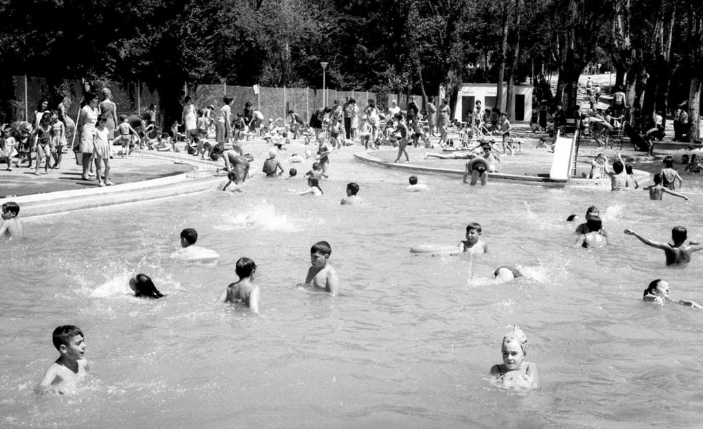 Piscina del parque Grande en 1968, uno de los cambios de Zaragoza en los últimos 40 años