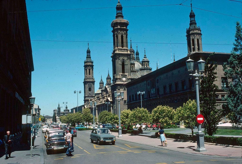Plaza del Pilar en el año 1976, cuando aún circulaban coches