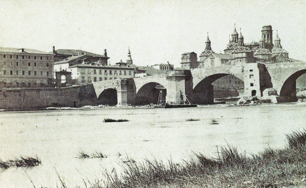 Puerta del Ángel en 1866, en el puente de Piedra