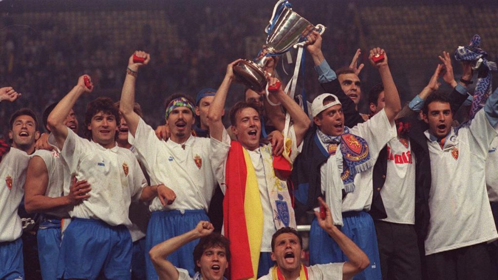 Los jugadores del Real Zaragoza tras ganar la Recopa de Europa en 1995