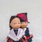 Muñecos con los trajes regionales de Zaragoza, con el cachirulo en la cabeza