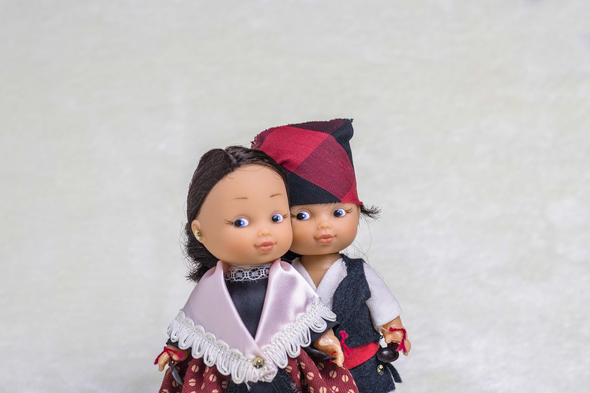 Muñecos con los trajes regionales de Zaragoza, con el cachirulo en la cabeza