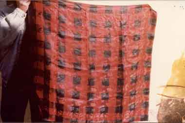 Pañuelo de seda con cuadros rojos y negros 
