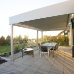 Sal a la terraza y disfruta del sol de manera protegida, con tu toldo, parasol o lo que sea