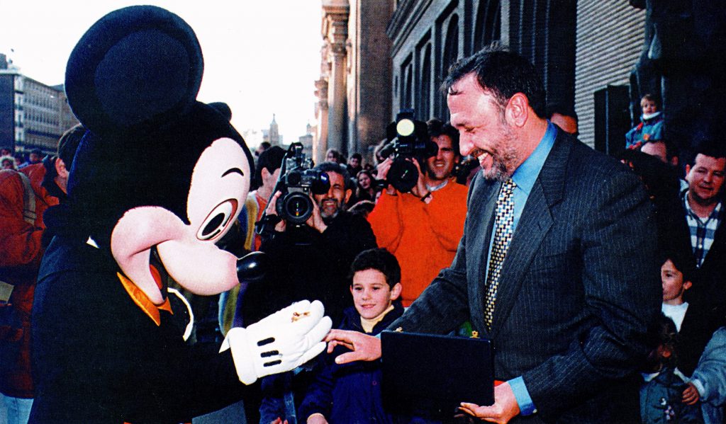 El ratón Mickey Mouse recibe la Llave de Oro de la ciudad de Zaragoza en 1994
