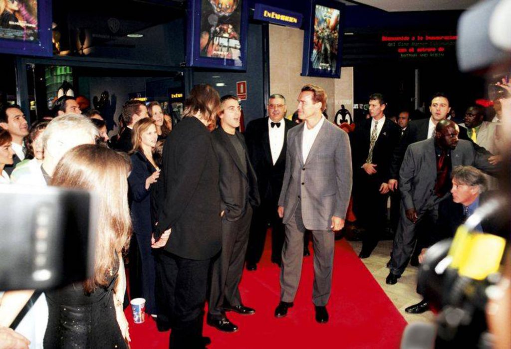 George Clooney y Arnold Schwarzenegger en la inauguración de los cines Warner en 1997
