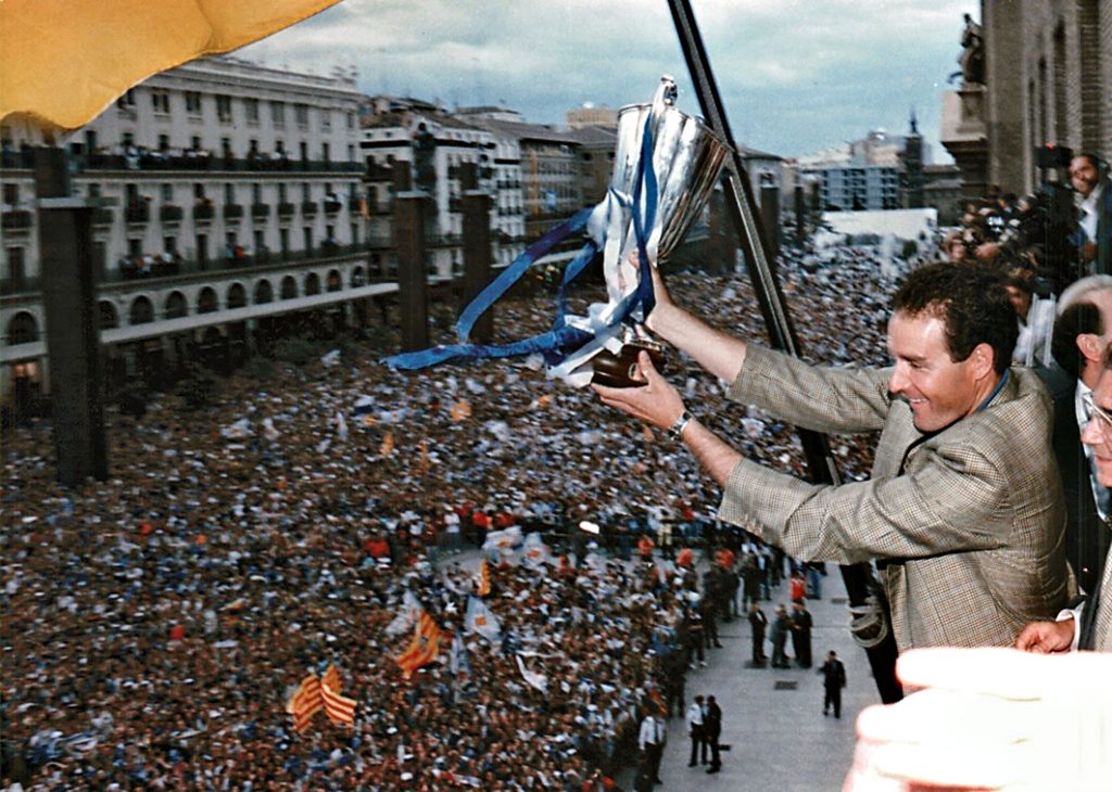 Víctor Fernández alzando el trofeo de la Recopa el 11 de mayo de 1995