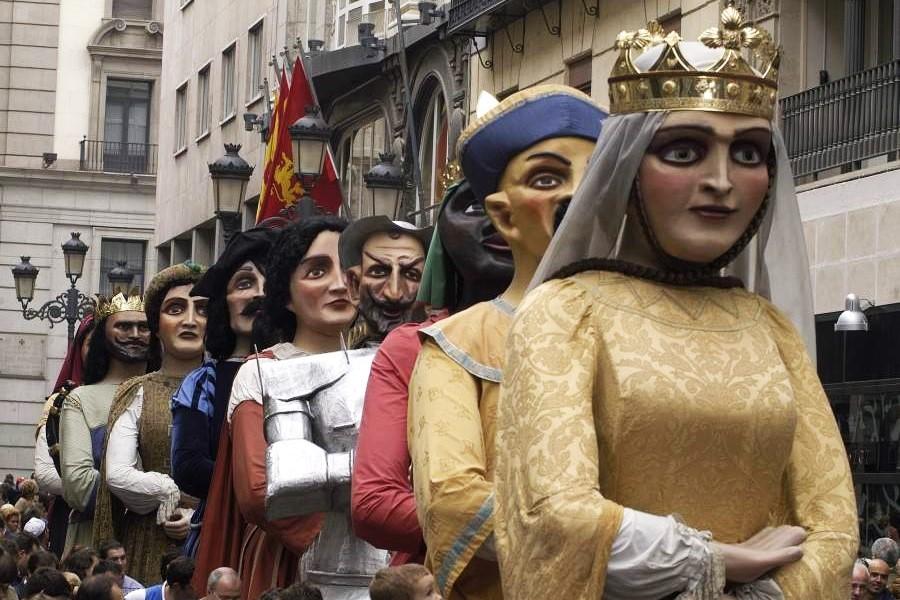 La Comparsa de Gigantes y Cabezudos de Zaragoza en las Fiestas del Pilar 2021
