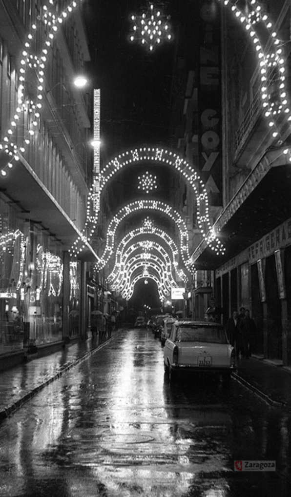 La calle San Miguel en 1962 iluminada por Navidad.