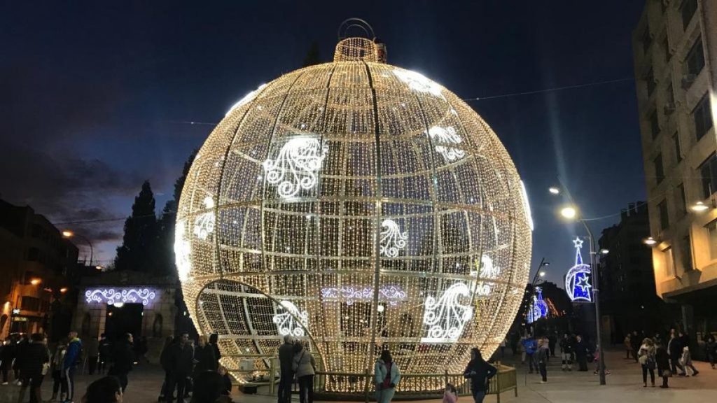 La gran bola de Navidad en la plaza del Pilar, uno de los planes navideños en Zaragoza