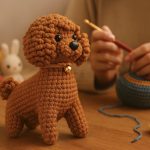 Persona tejiendo un perro de amigurumi con hilo marrón, rodeada de pequeñas figuras de ganchillo de animales en un ambiente cálido y acogedor.